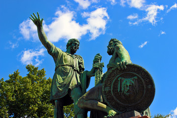 Fototapeta na wymiar Monument to Minin and Pozharsky in Moscow
