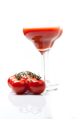 Tomatensaft Smoothie mit Spiegelung, weißer Hintergrund
