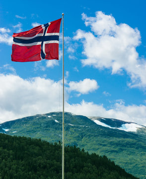 Norwegische Flagge vor Gebirge
