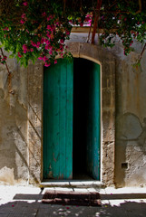 PORTA VERDE DI CASA DI CAMPAGNA ITALIANA