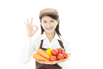 野菜を持つウェイトレス