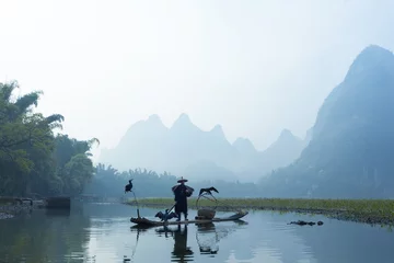 Fototapete Rund Cormorant, fish man and Li River scenery sight with fog in sprin © cchfoto