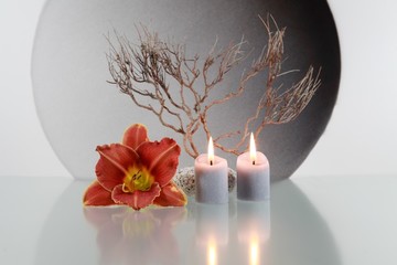 Stillleben mit Lilieblüte und Kerzen