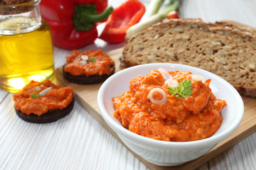 Vegetarischer Brotaufstrich mit Paprika