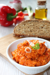 Vegetarischer Brotaufstrich mit Paprika