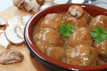 Fleischklößchen mit Pilzsauce - Jägerpfanne