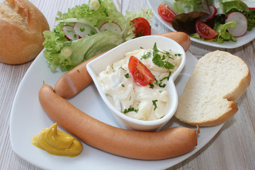 Würstchen mit Kartoffelsalat