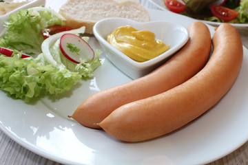 Wiener Würstchen mit Beilagen