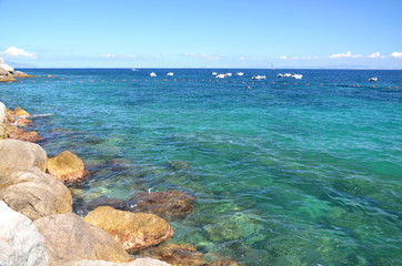 Fototapeta na wymiar malowniczy letni krajobraz, plaża na wyspie capri we włoszech