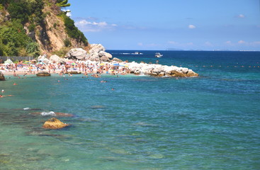 malowniczy letni krajobraz, plaża na wyspie capri we włoszech