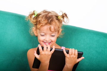 Bambina di 5 anni con tablet