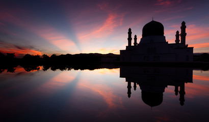 Obraz premium Kota Kinabalu mosque at sunrise in Sabah,Malaysia,Borneo