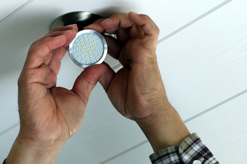 Installation einer LED Leuchte Energie sparen