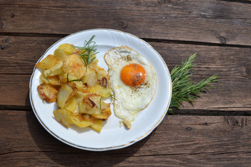 Bratkartoffeln mit Rosmarin und Spiegelei