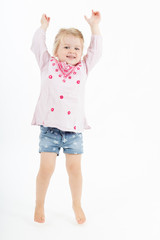 Mädchen hüpft vor Freude