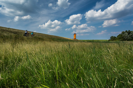 Radtour am Deich im Sommer - Leuchtturm Pilsum