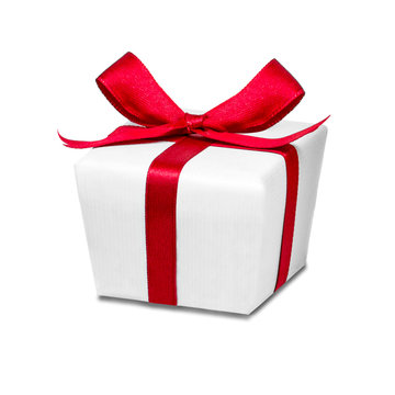 Geschenk mit roter Schleife vor weißem Hintergrund