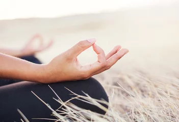 Gordijnen Yoga Vrouw Meditatie © EpicStockMedia