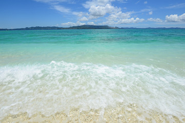 美しい沖縄のビーチと夏空