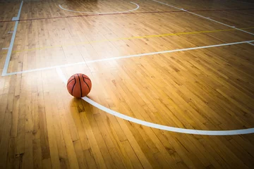 Papier Peint photo Lavable Sports de balle Basketball ball over floor in the gym