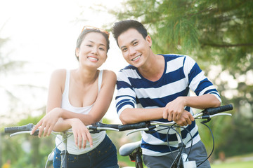 Obraz premium Asian couple with bicycles
