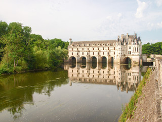 Obraz premium View of the castle and gardens