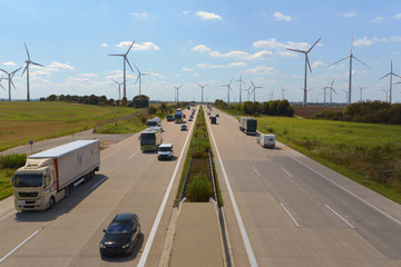 Fahrzeuge auf Autobahn // shipping worldwide