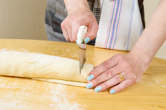 Cutting dough