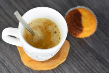 Tapeten Heerlijke verse koffie met muffin © trinetuzun