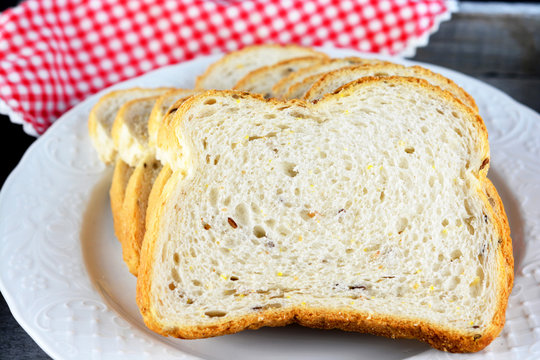 gezonde boterham met kaas op een wit bord