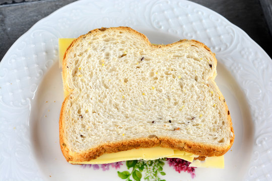 gezonde boterham met kaas op een wit bord