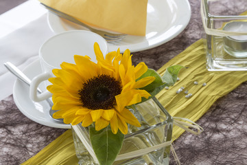 Tischgedeck mit Sonnenblume