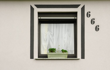 Modernisiertes Fenster mit Rollladen und Hausnummer