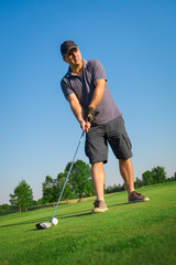 Fototapeta premium Man playing golf