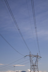 Strommast mit Hochspannungsleitungen