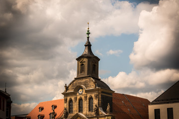 Naklejka premium Alte Kirche mit Uhr auf dem Marktplatz