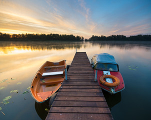 Przystań wędkarska wporannej mgle © Mike Mareen
