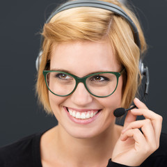 junge frau telefoniert mit headset