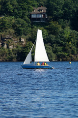 Obraz premium Bateau à voile sur la Creuse