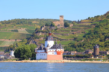 Fototapeta na wymiar Kaub (vorne Burg Pfalzgrafenstein, oben Burg Gutenfels)