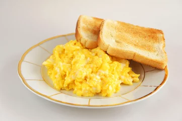 Fototapeten Breakfast with scrambled eggs and  toast © hanasch