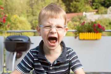 Schreiender Junge auf Terrasse