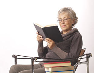 donna leggere seduta