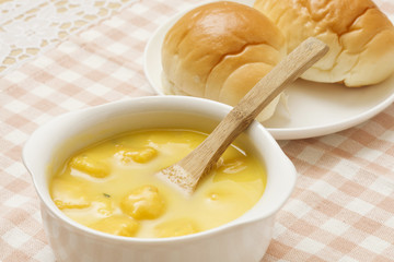 食パン入りパンプキンスープ