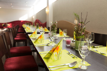 festlich gedeckte Tafel