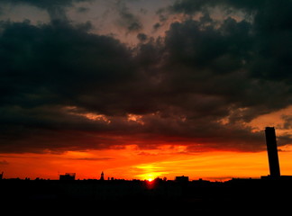 Sonnenuntergang mit Wolken und Skyline