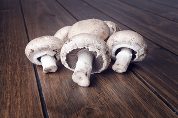 Champiñones en mesa de madera