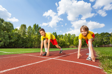 Obraz premium Two boys in ready position to run marathon