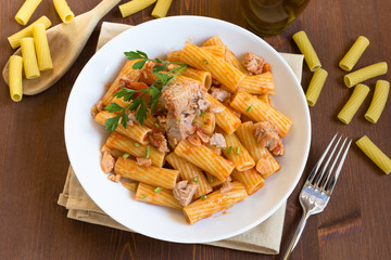 Rigatoni con tonno e salsa al pomodoro