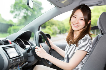 女性と自動車